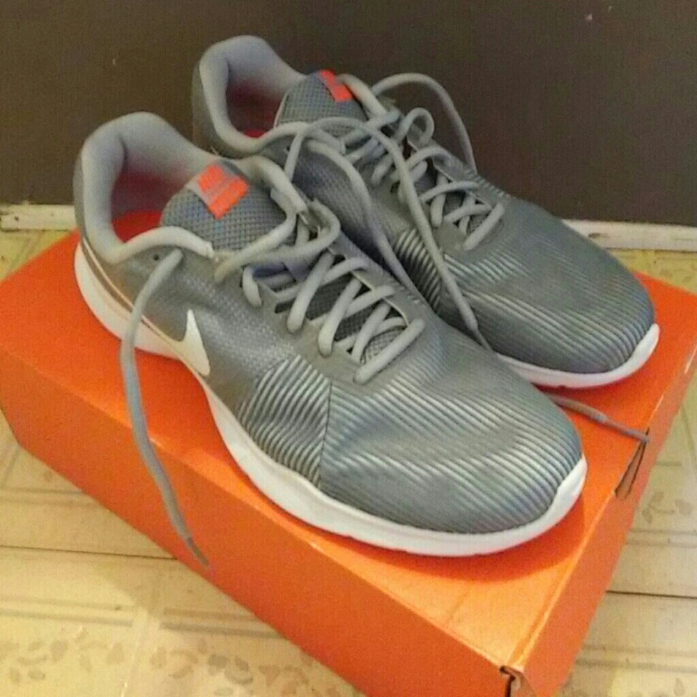 Ladies us size 11 Nike Tennis shoes